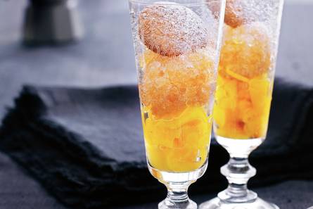 Trio van jasmijnsorbet, perzik en amandelkoekjes