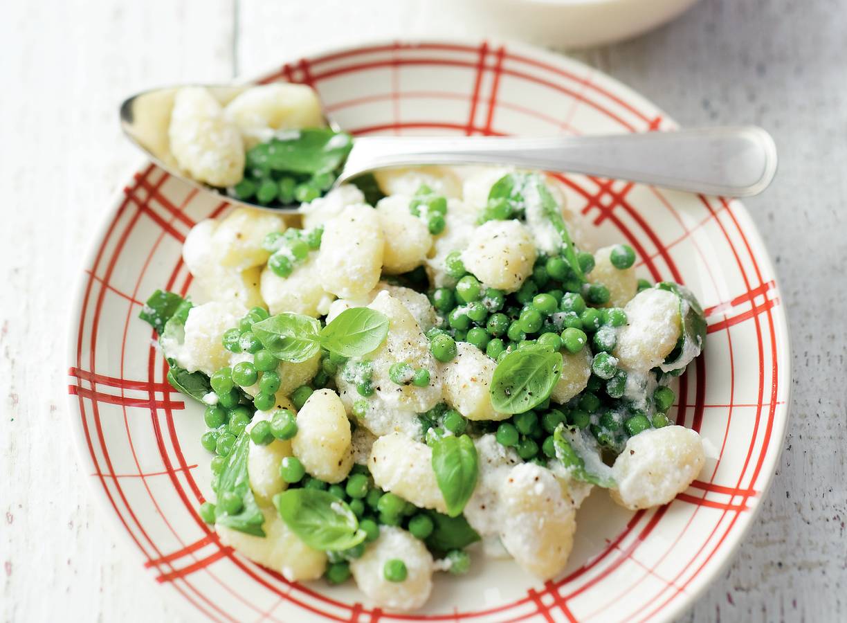 Gnocchi met ricotta en tuinerwten