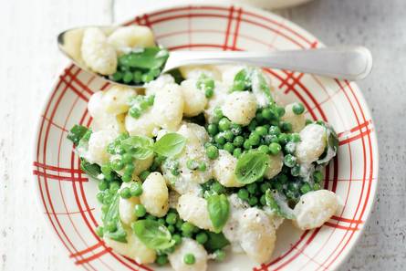 Gnocchi met ricotta en tuinerwten