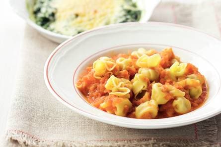 Perline met rauwe ham en tomatensaus