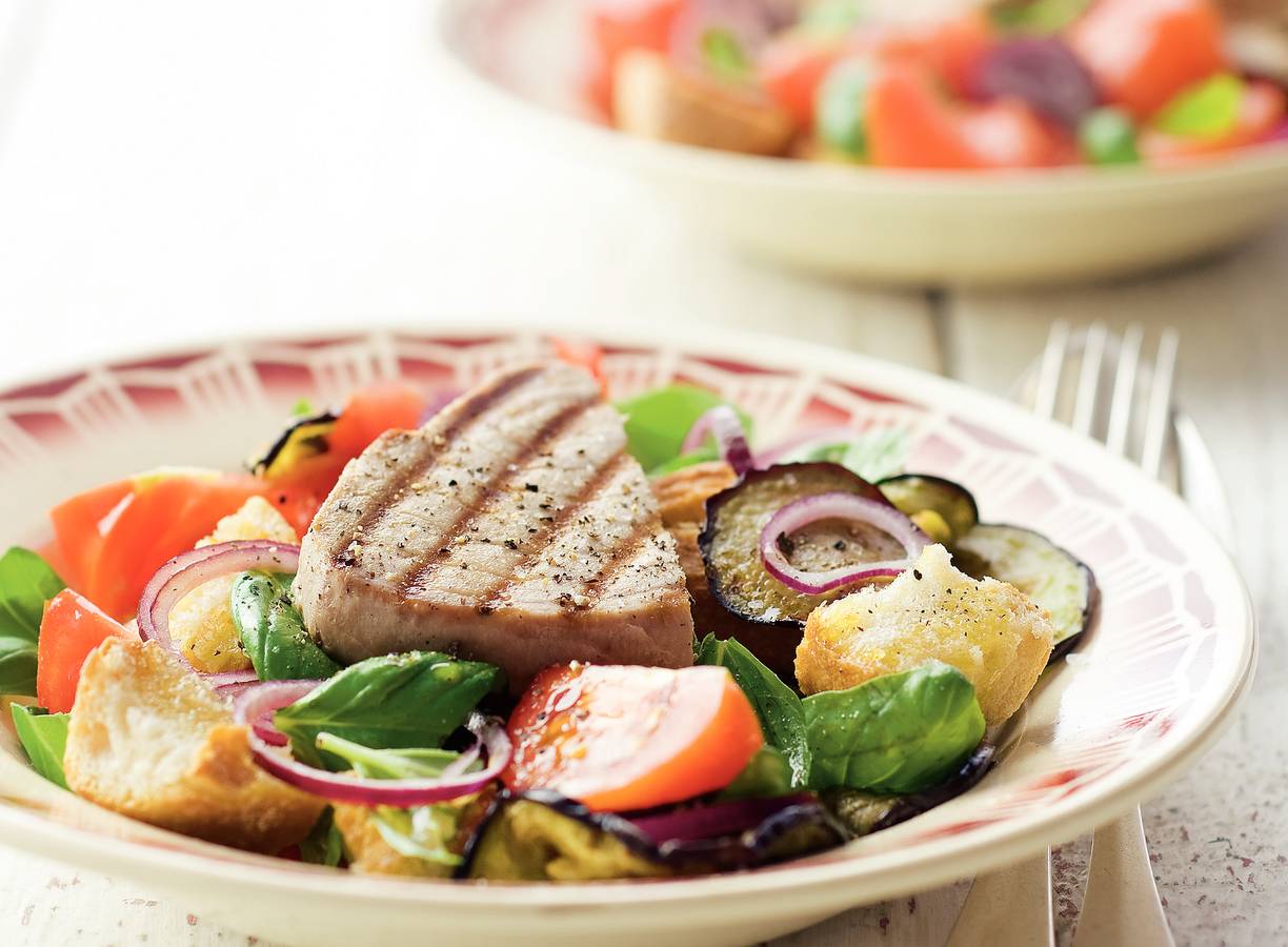 Italiaanse broodsalade met tonijn