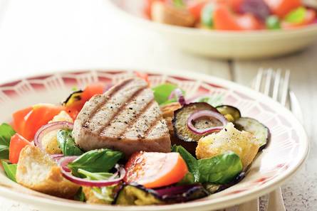 Italiaanse broodsalade met tonijn