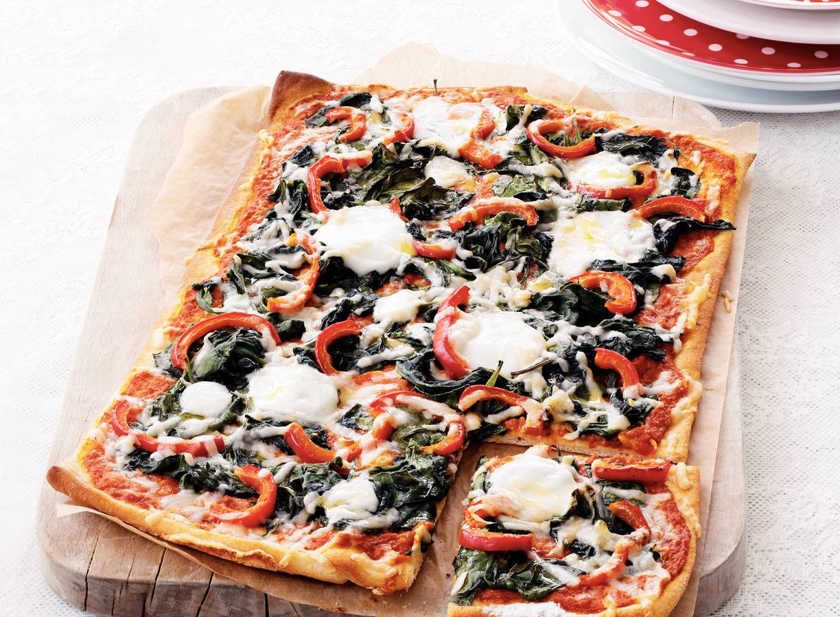 Plaatpizza met spinazie en twee soorten kaas