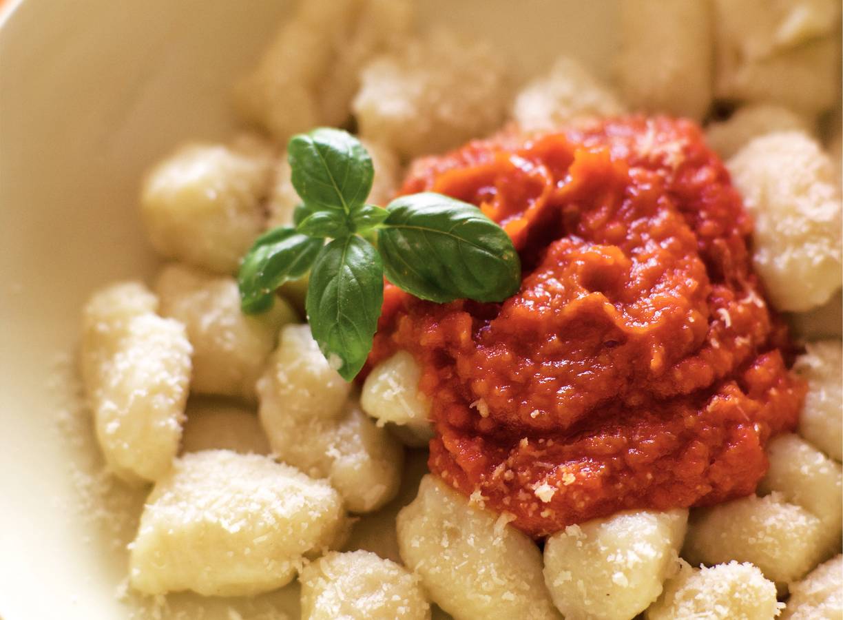 Zelfgemaakte gnocchi met tomatensaus