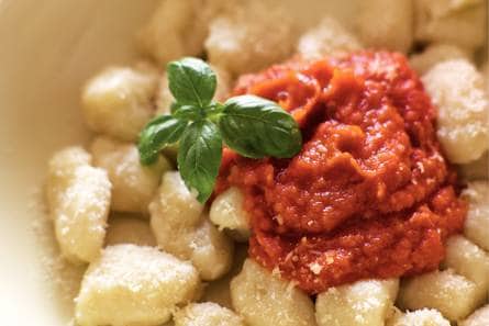 Zelfgemaakte gnocchi met tomatensaus