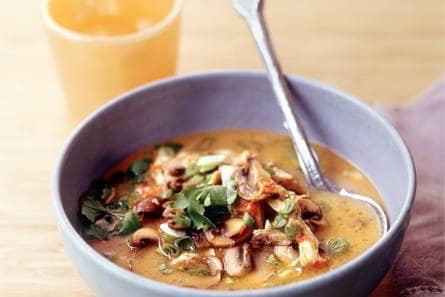 Stap-voor-stap tom yam kai (Thaise kippensoep)