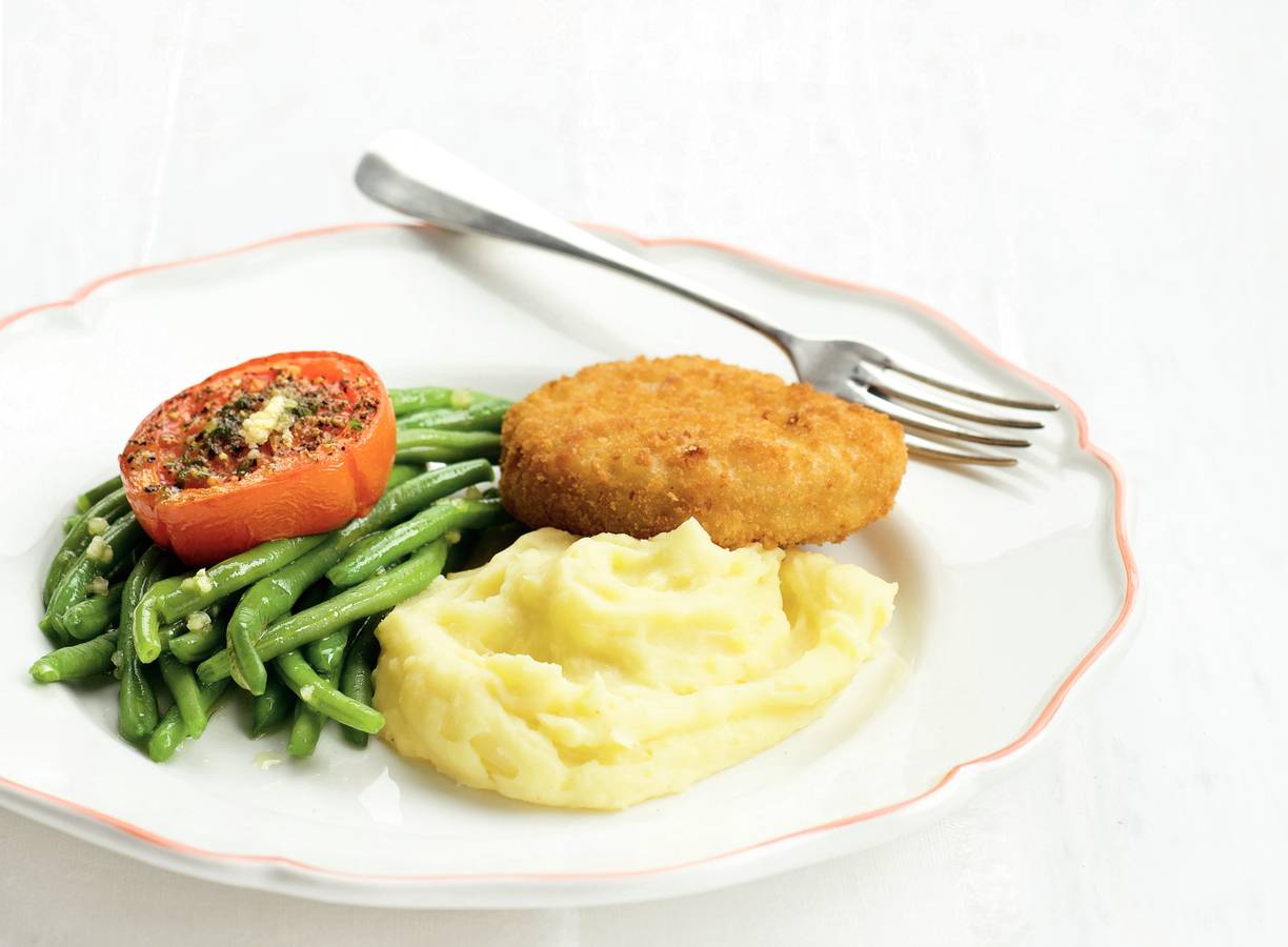 Visschnitzels en tomaat met aardappelpuree