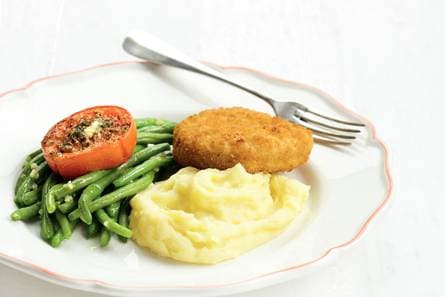 Visschnitzels en tomaat met aardappelpuree