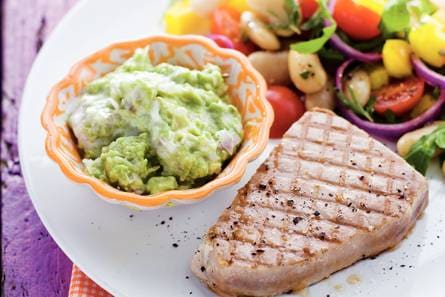 Gegrilde tonijnsteak met witte bonensalade