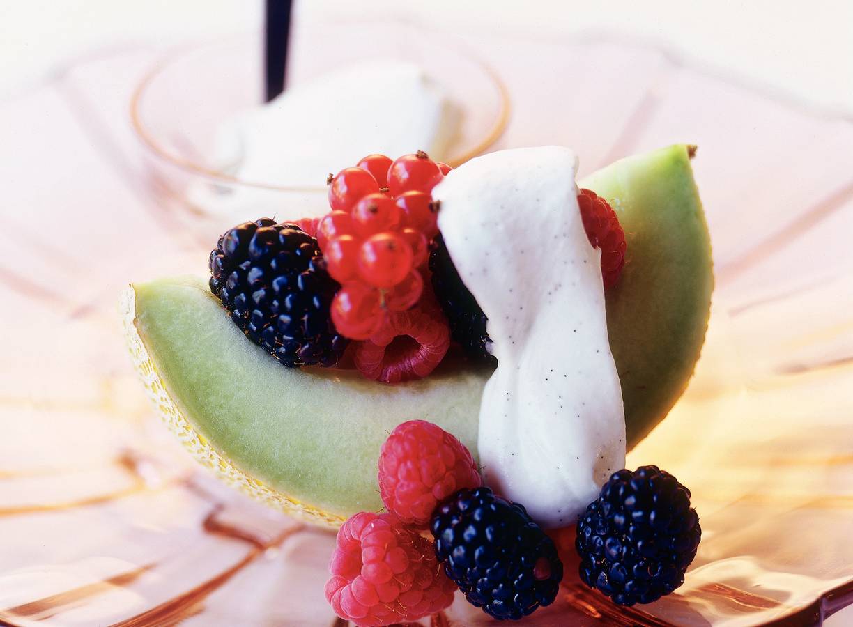 Meloen met rood fruit en vanilleroom