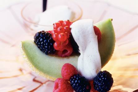 Me­loen met rood fruit en va­nil­le­room