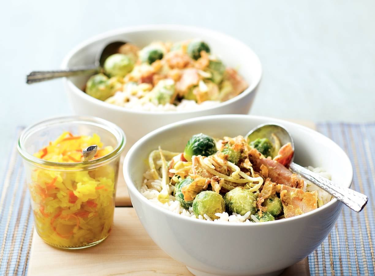 Gebakken bacon met spruitjes en taugé