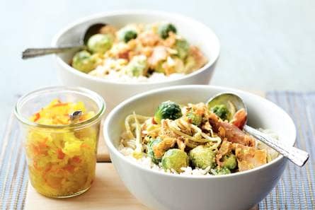 Gebakken bacon met spruitjes en taugé