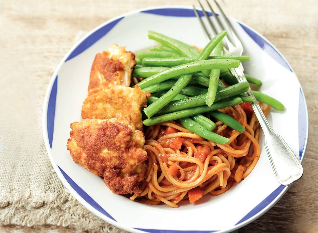 Gepaneerde kip met pasta en sperziebonen