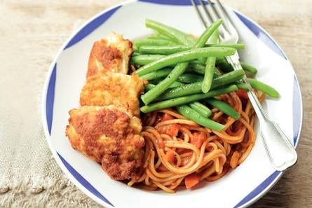 Gepaneerde kip met pasta en sperziebonen