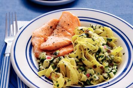 Tagliatelle met citroen-kruidenolie en gebakken zalm