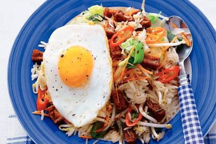Vegetarische nasi met spiegelei
