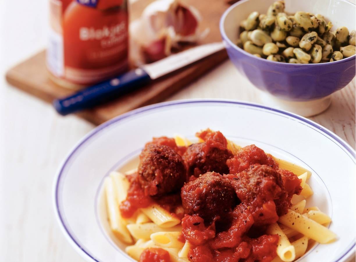 Penne met kalfsgehakt-balletjes in tomatensaus