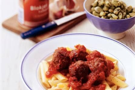 Penne met kalfsgehakt-balletjes in tomatensaus
