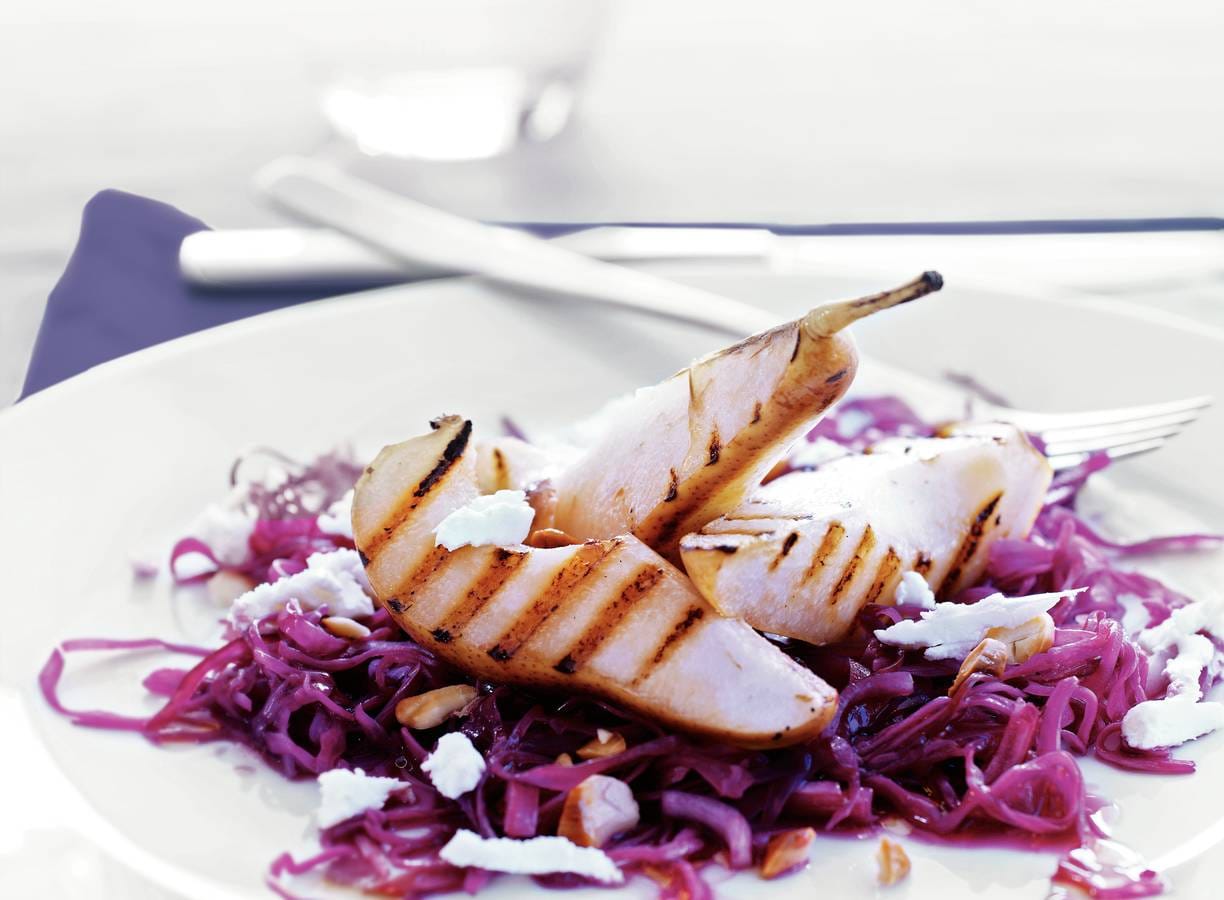 Rodekool met gegrilde peer en geitenkaas