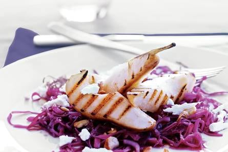 Rodekool met gegrilde peer en geitenkaas