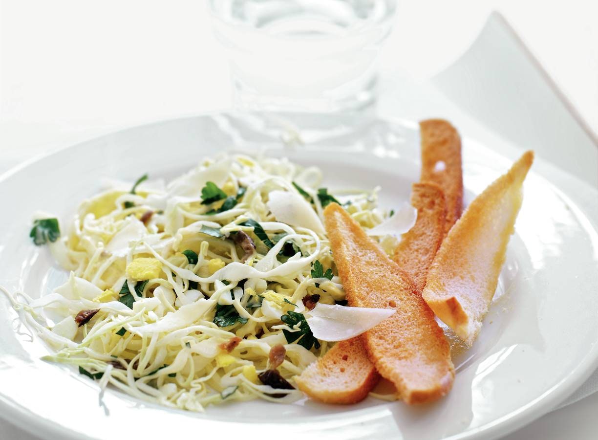 Wittekoolsalade met ansjovisdressing