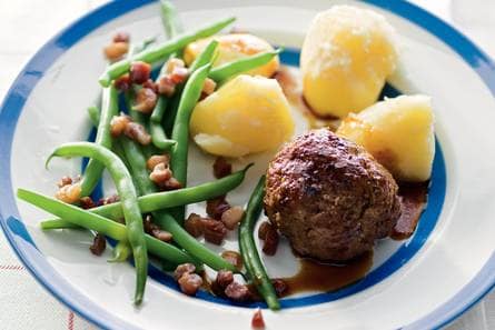 Gehaktbal met aardappelen en sperziebonen