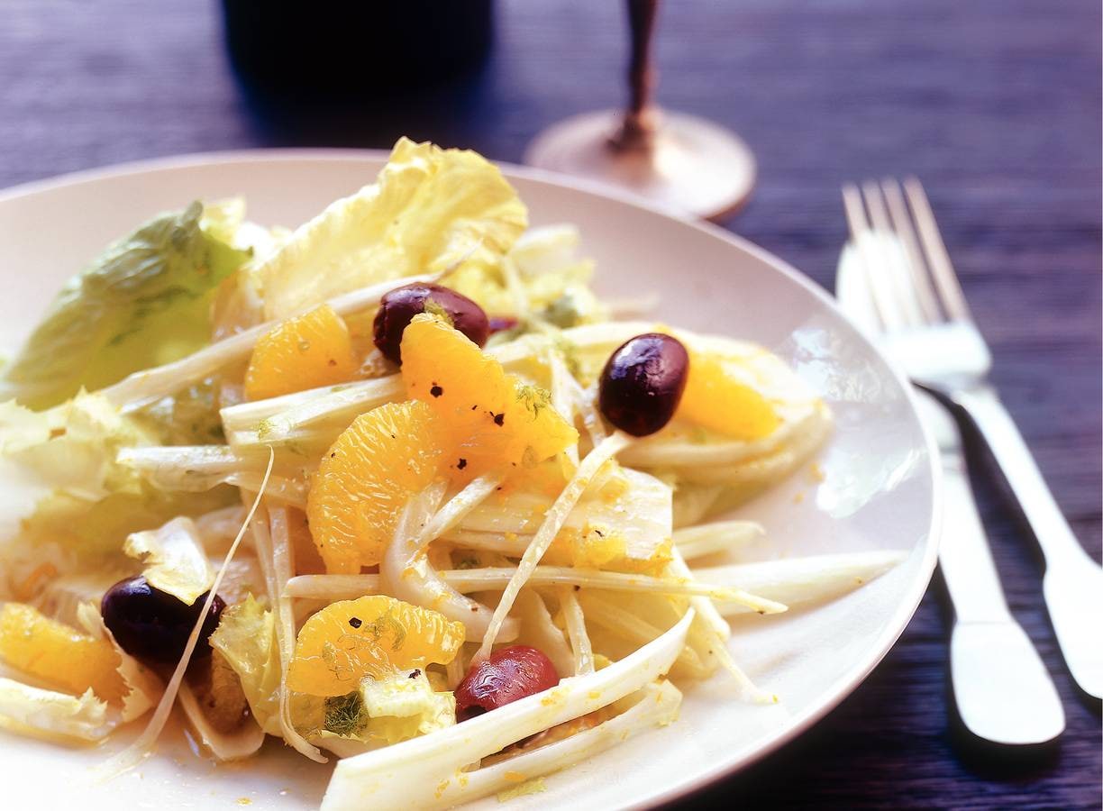 Venkel-sinaasappelsalade met andijvie en olijven