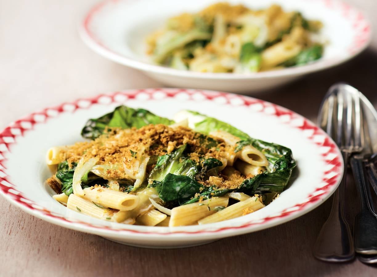 Penne met roomandijvie en knoflookkruim