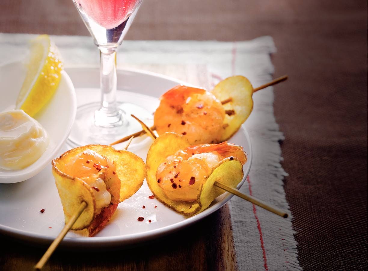 Gefrituurde gamba's met aardappelchips