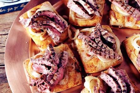 Tartelette met uien en entrecote