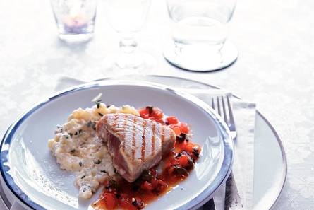 Gegrilde tonijn met tomaat, olijven en kappertjes