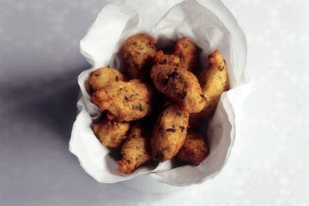Gefrituurde olijf-aardappelsoesjes