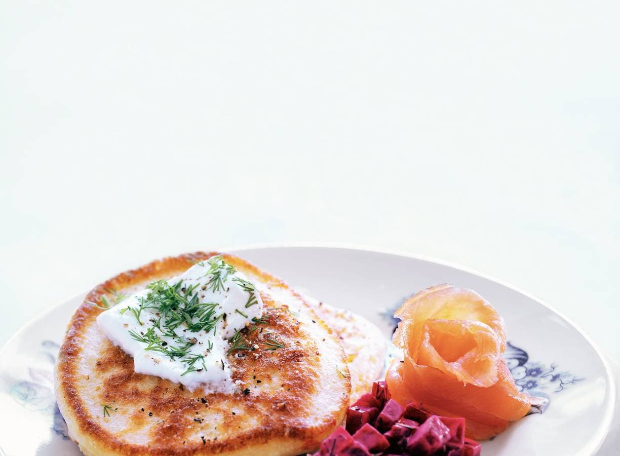 Blini's met zure room, bietjes en zalm