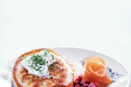 Blini's met zure room, bietjes en zalm
