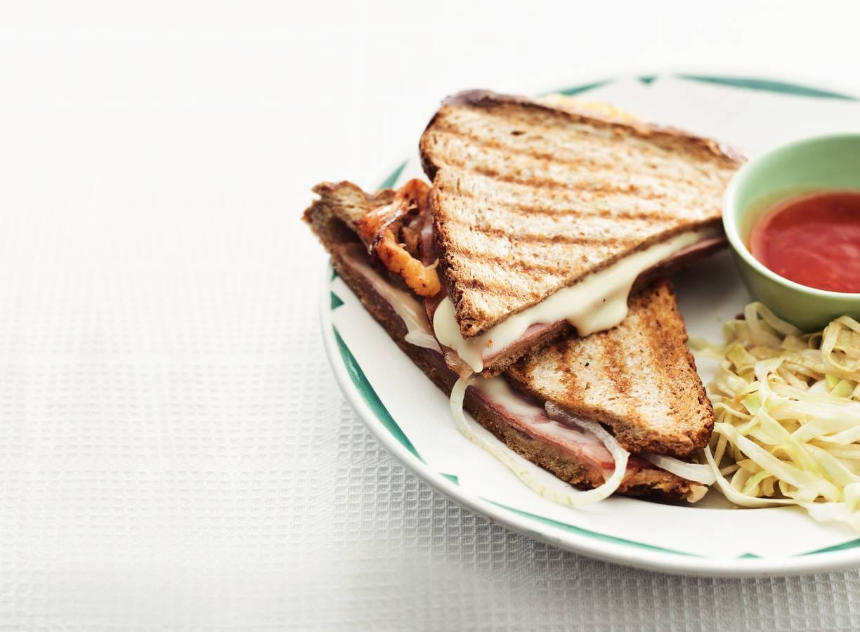 Beenhamtosti met koolsalade