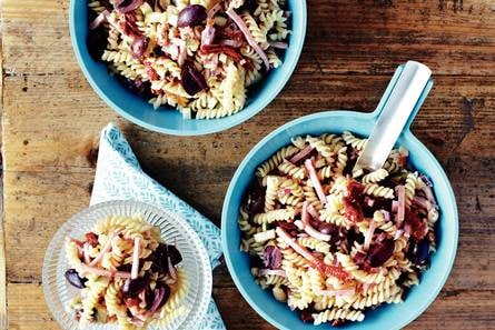 Pastasalade met hamreepjes