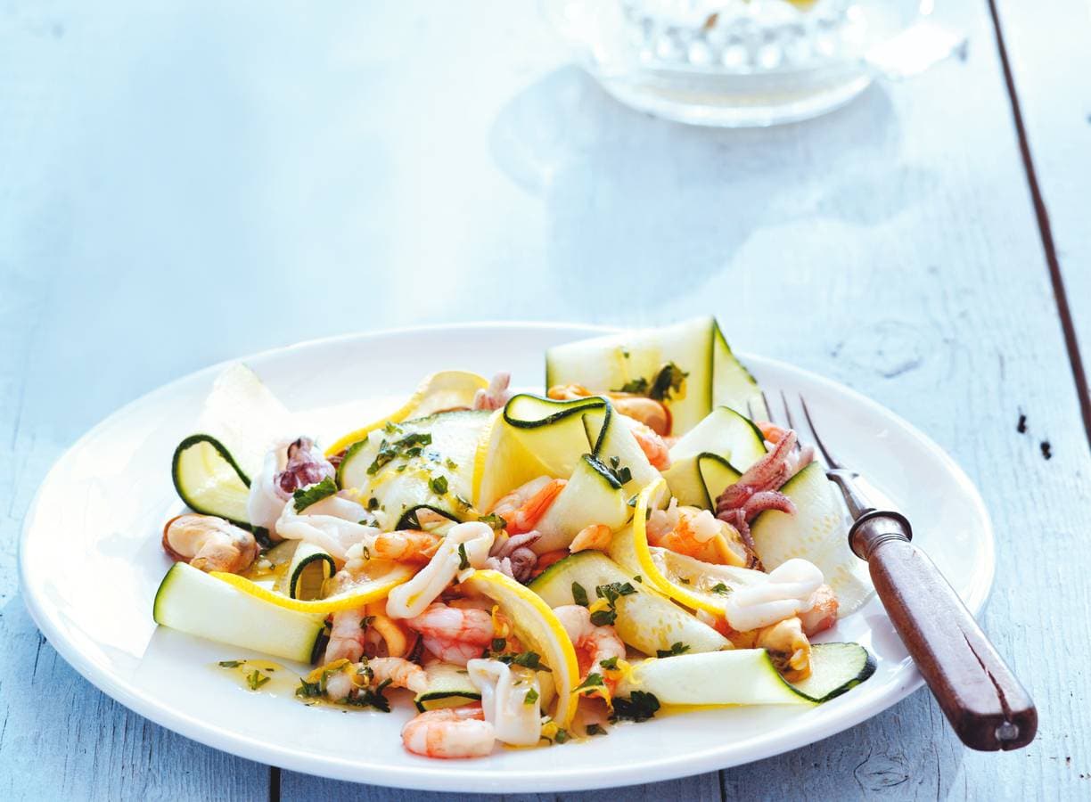 Courgettesalade met fruits de mer