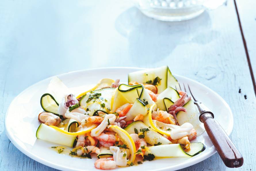Courgettesalade met fruits de mer Recept Allerhande Albert Heijn