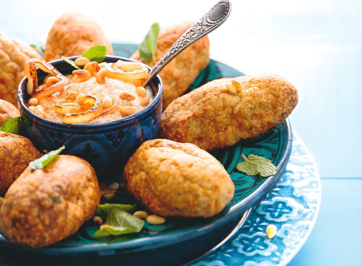 Libanese kibbe met yoghurtdip