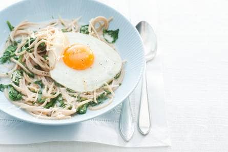 Spinaziepasta met spiegelei