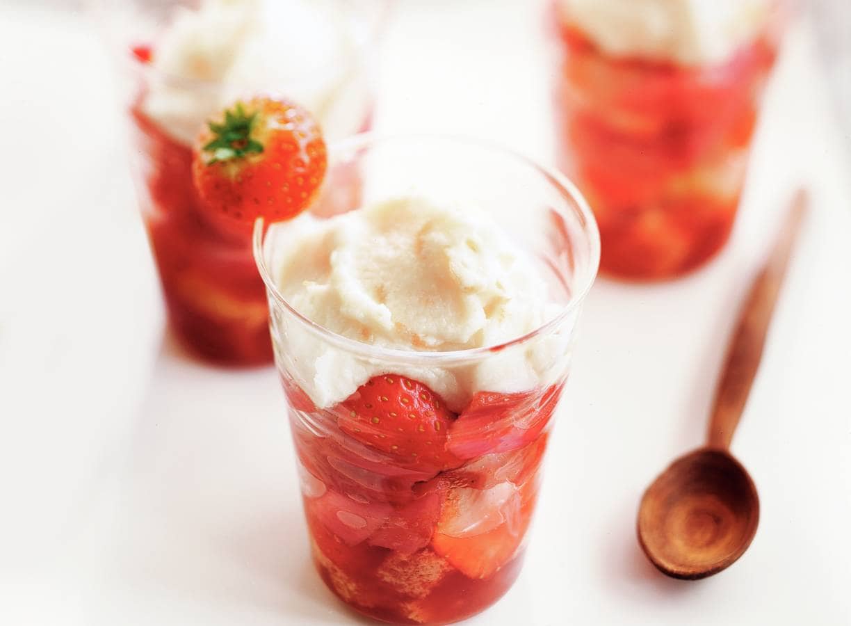 Aardbeien-rabarbertrifle