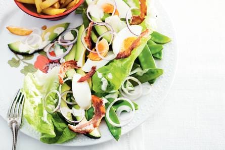 Salade met avocado en caesardressing