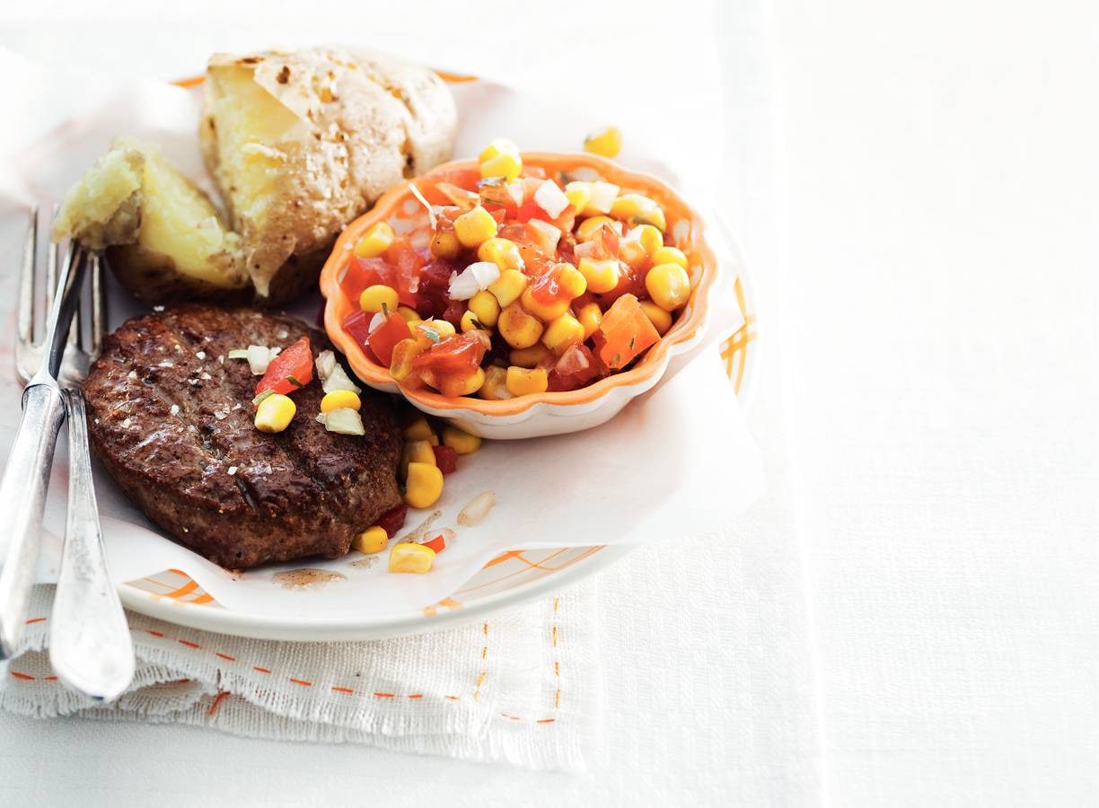 Beefburger & tomaten-maissalade