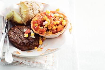 Beefburger & tomaten-maissalade