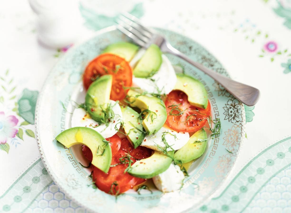 Avocadocaprese met chilipeper