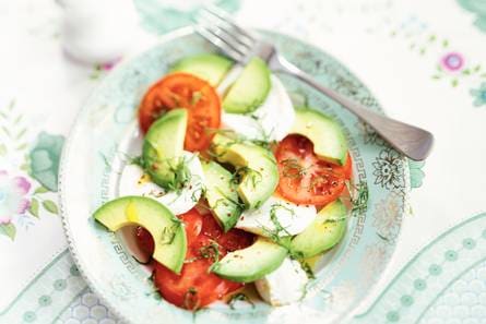 Avocadocaprese met chilipeper