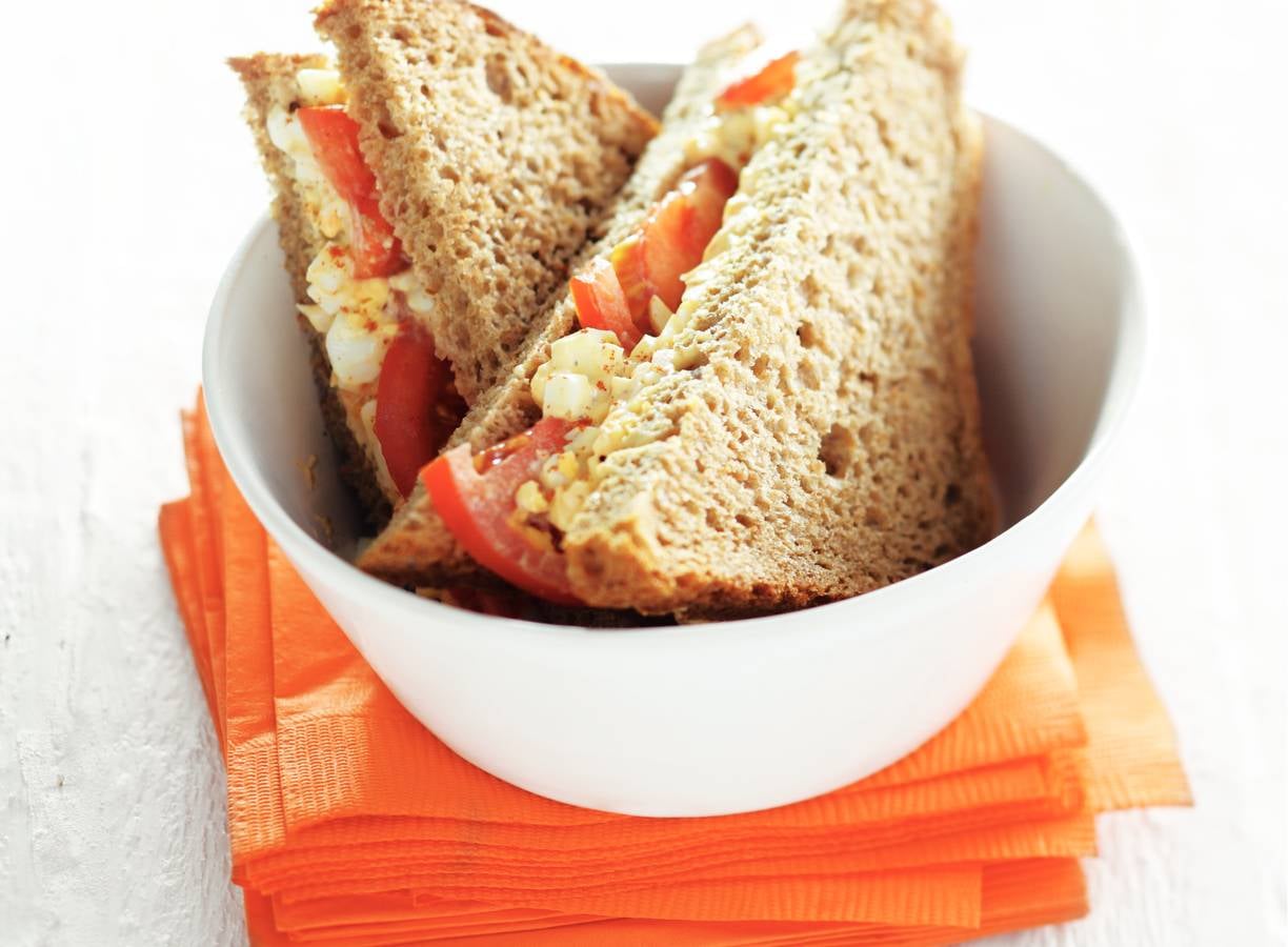 Eiersalade-sandwich met tomaat
