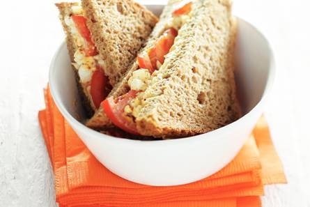 Eiersalade-sandwich met tomaat