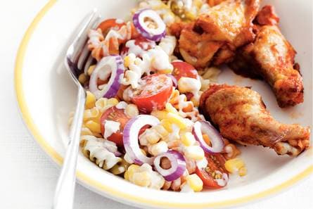 Kipkluifjes met pastasalade